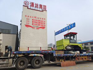 履帶式翻拋機發往山東萊西